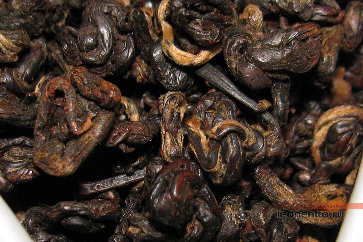 Юньнаньский красный чай biluo от фабрики Fenghetang - чай крупным планом
