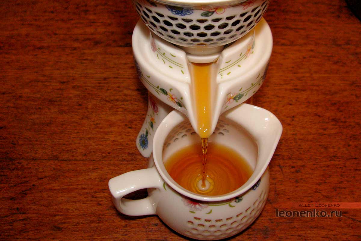 Юньнаньский красный чай biluo от фабрики Fenghetang - приготовленный чай