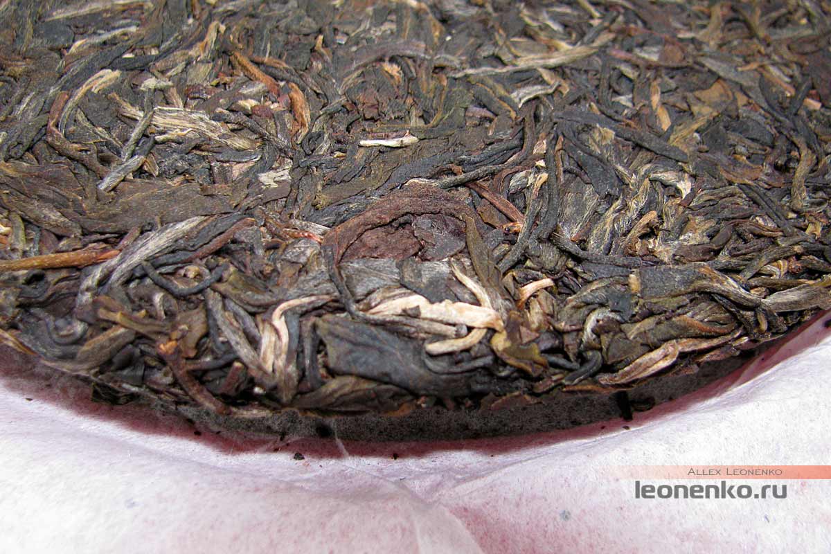 Шен Пуэр 9948 производства 2014 года от Haiwan Tea Factory - чайный блин крупным планом