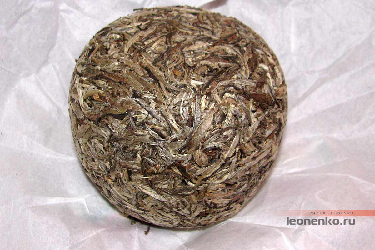Шен Пуэр из белых почек от Hongde Tea Co в прессовке «Львиная голова» - внешний вид чая