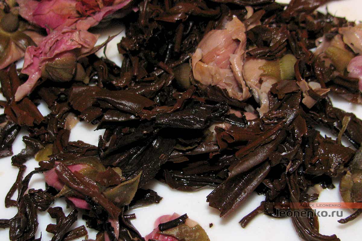 Дянь Хун с бутонами розы в блине бин ча - чайный лист крупно