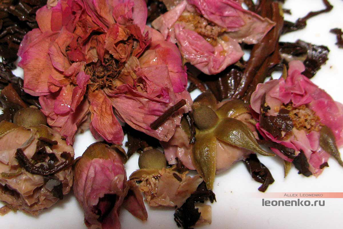 Дянь Хун с бутонами розы в блине бин ча - цветки крупным планом