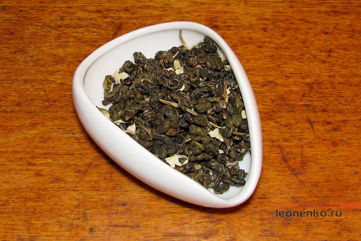 Скрученный зеленый чай с жасминовым ароматом - внешний вид