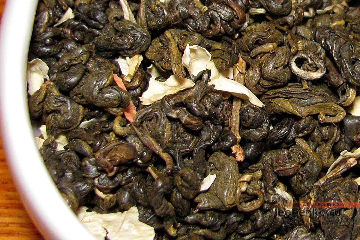 Скрученный зеленый чай с жасминовым ароматом - чай крупным планом