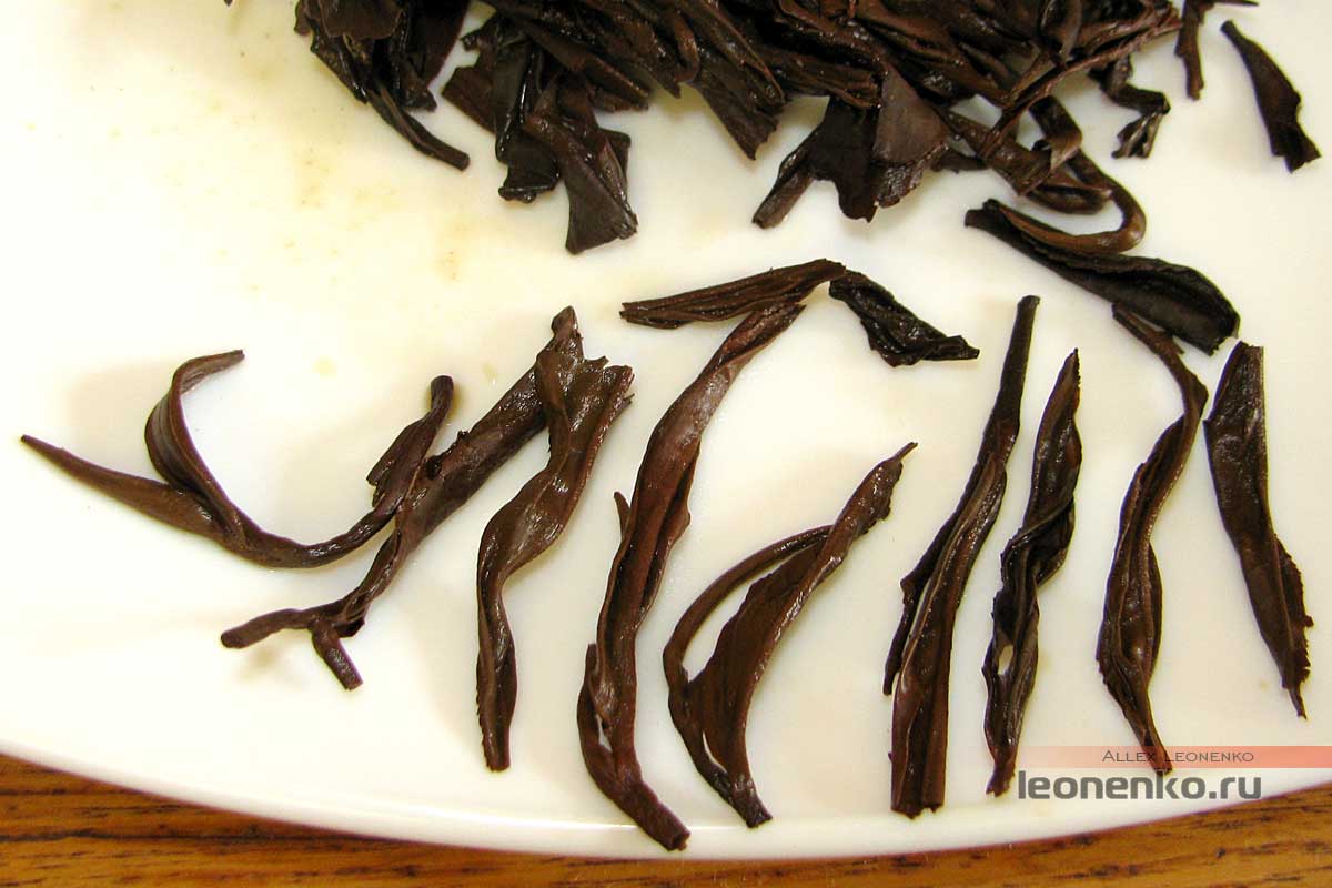 Красный чай из листа старых деревьев Fenghetang - спитой лист, детали