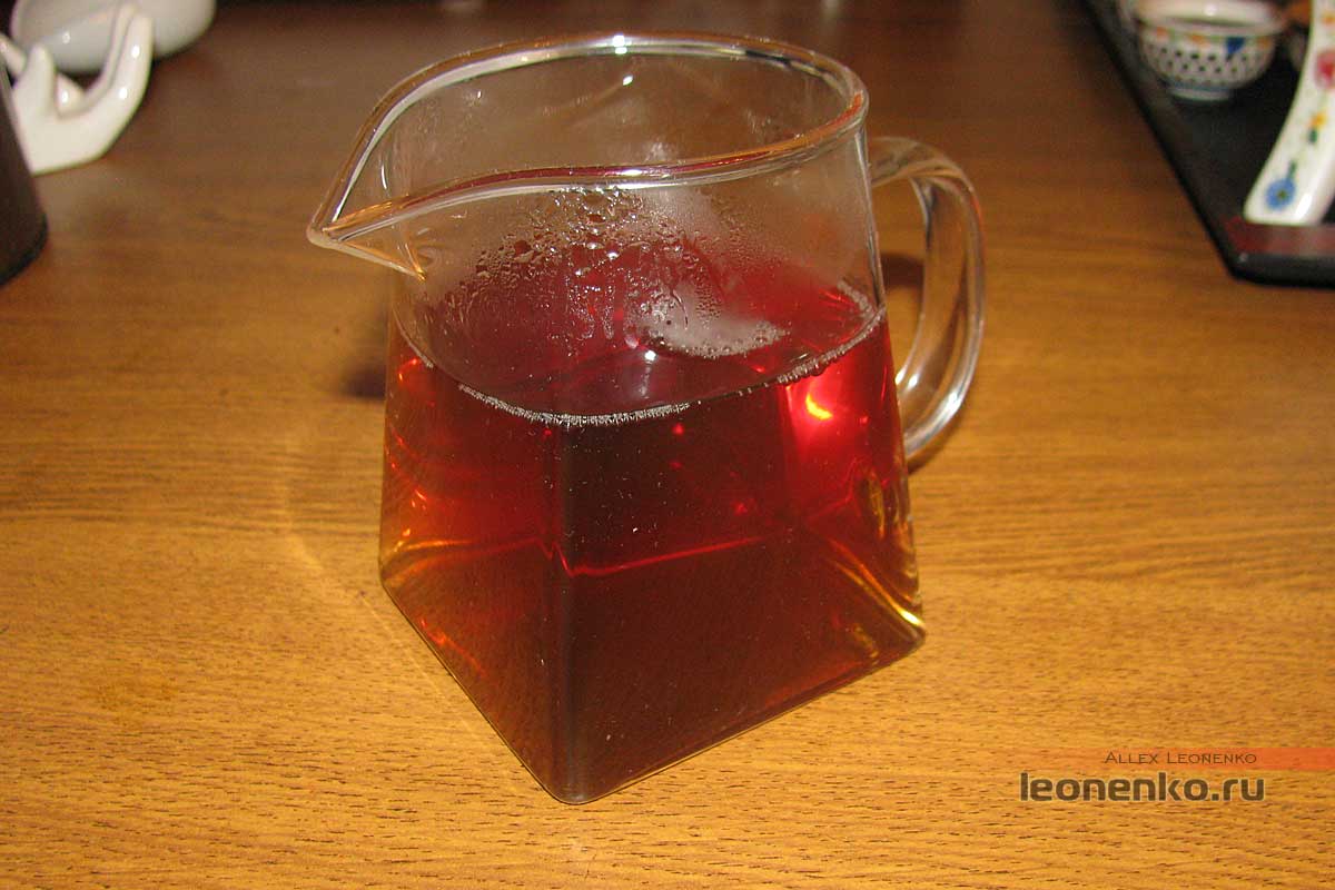 Фиолетовый чай Цзы Цзюань Ча от Caicheng при заваривании водой с высокой температурой