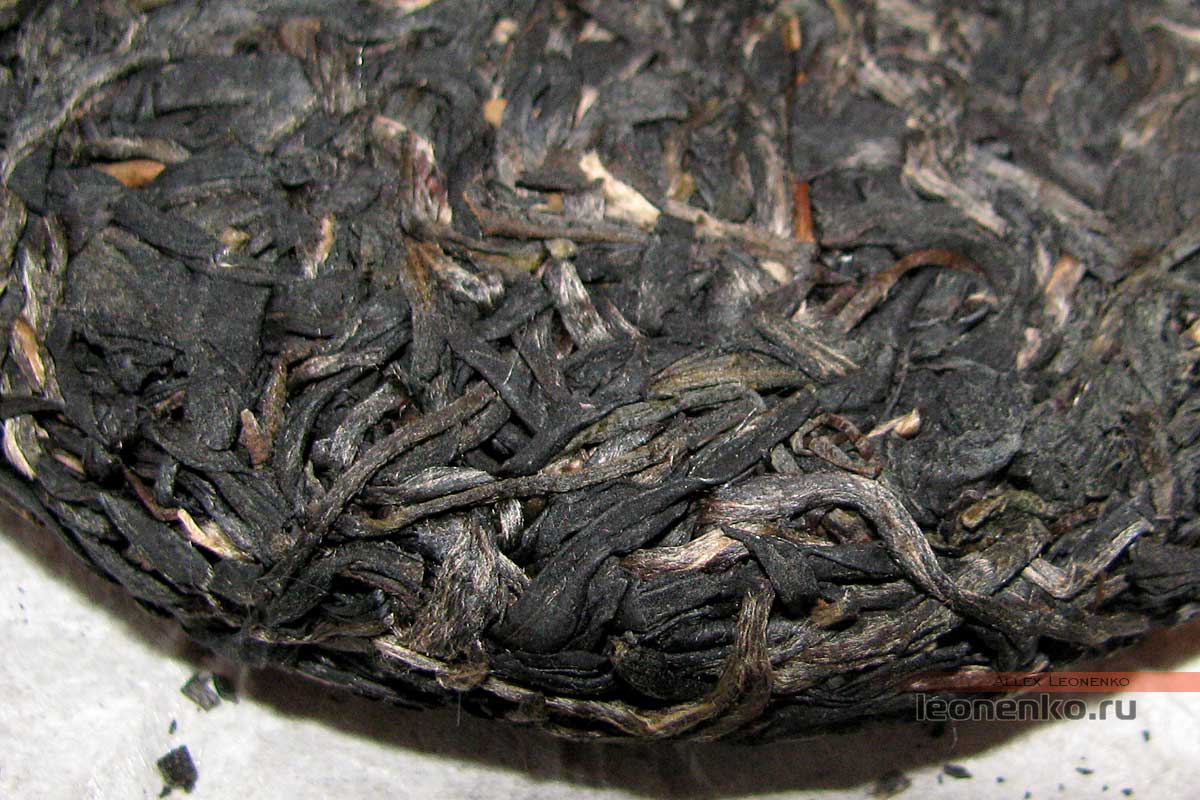 Фиолетовый чай Цзы Цзюань Ча от Caicheng - чайный блин крупным планом