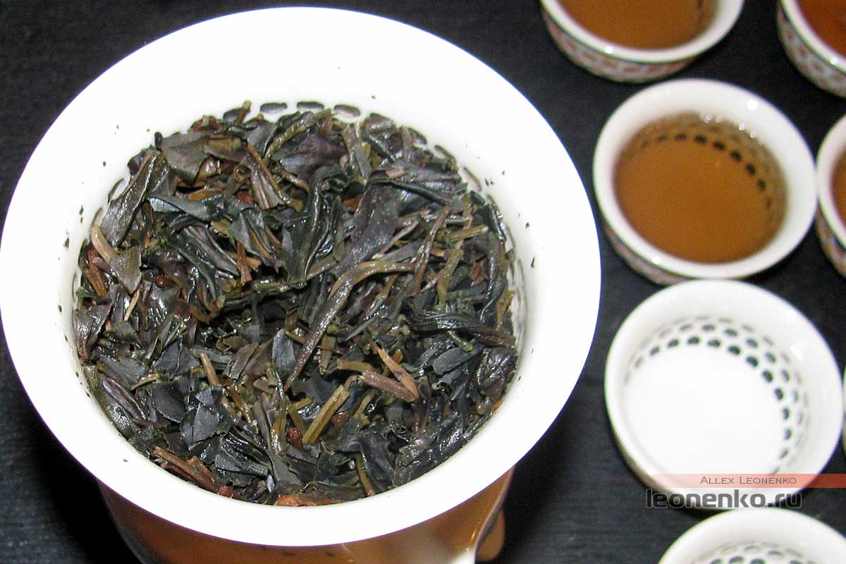 Фиолетовый чай Цзы Цзюань Ча от Caicheng в процессе заваривания