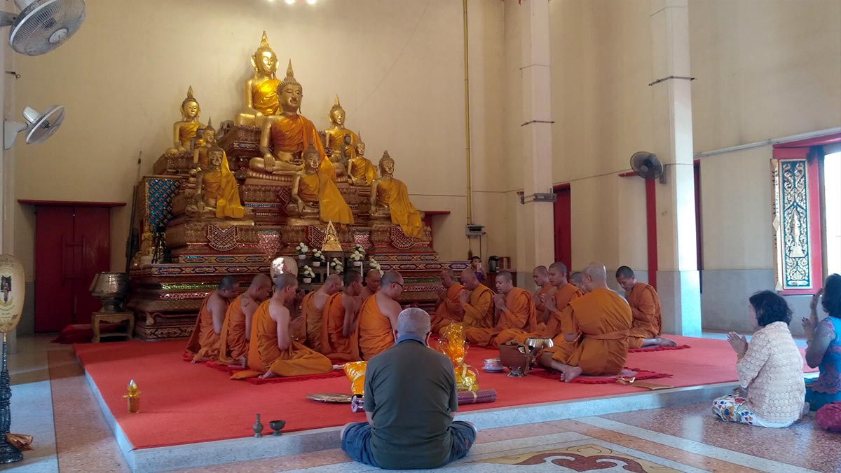 Молитва монахов в старом храме