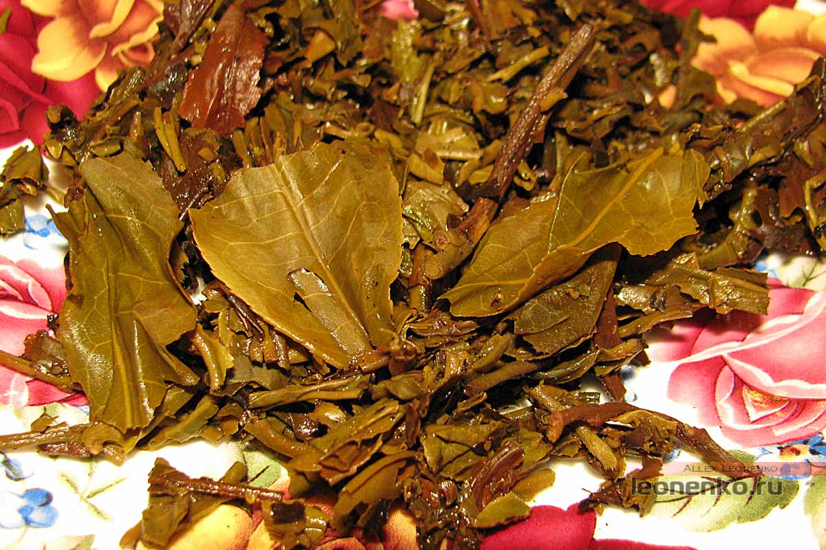 Бао Ян Ся Гуань (Bao Yan Xia Guan) – пламенный тибетский чай - спитой лист крупным планом