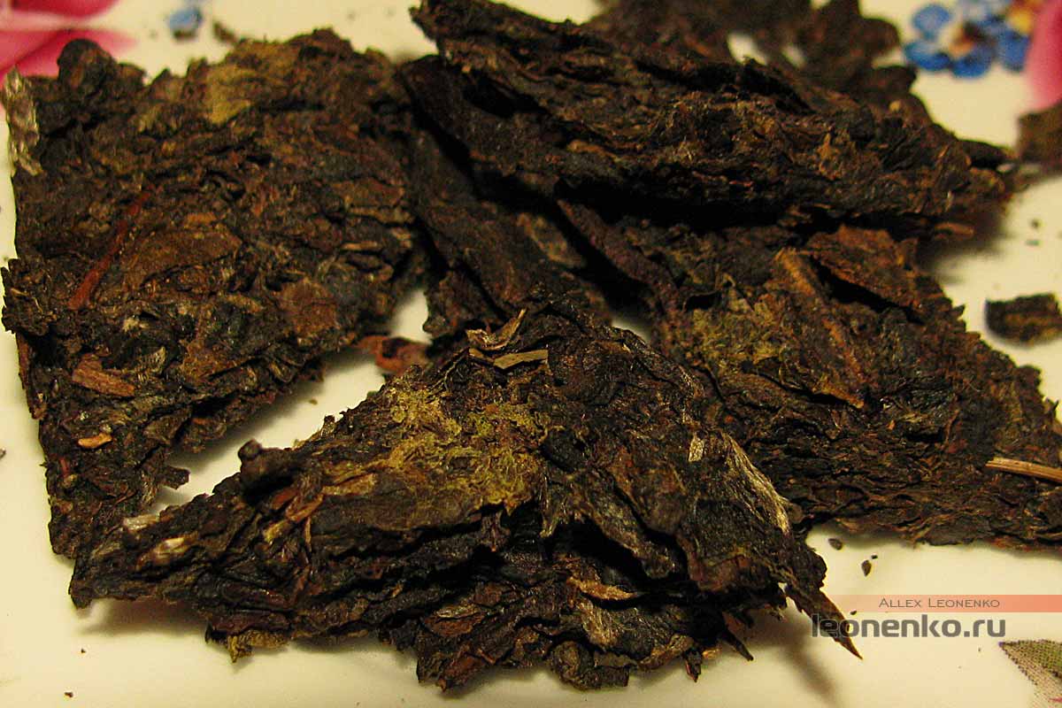 Бао Ян Ся Гуань (Bao Yan Xia Guan) – пламенный тибетский чай - кусочки чая крупным планом