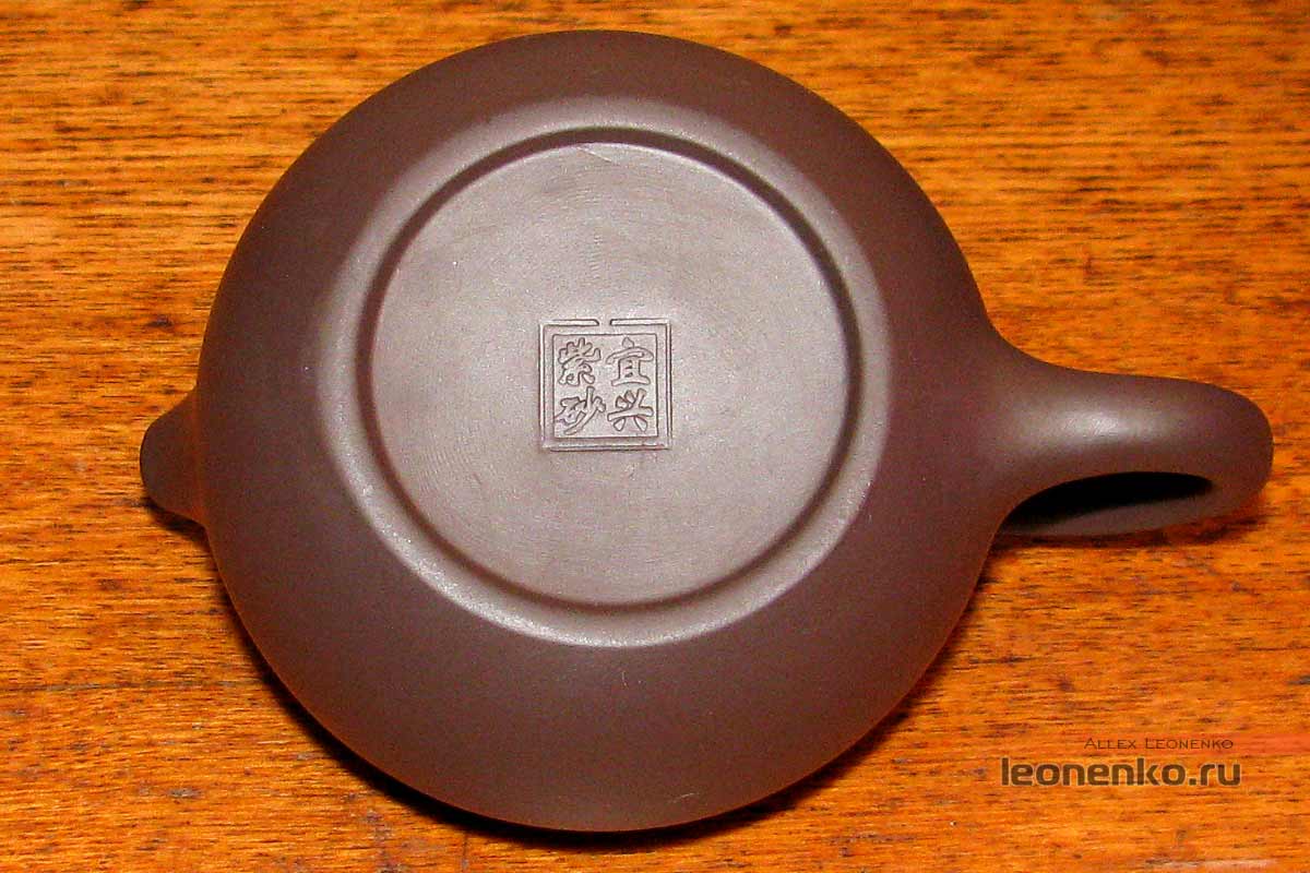 Глиняный набор для чайной церемонии - печать на дне чайника