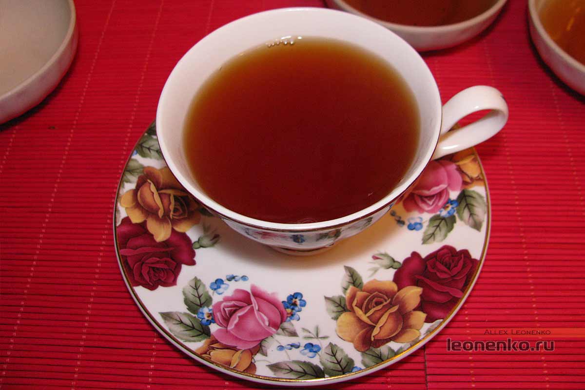 Юньнаньский Дянь Хун из золотых почек от Shuangjiang Mengku - чай, приготовленный по-европейски