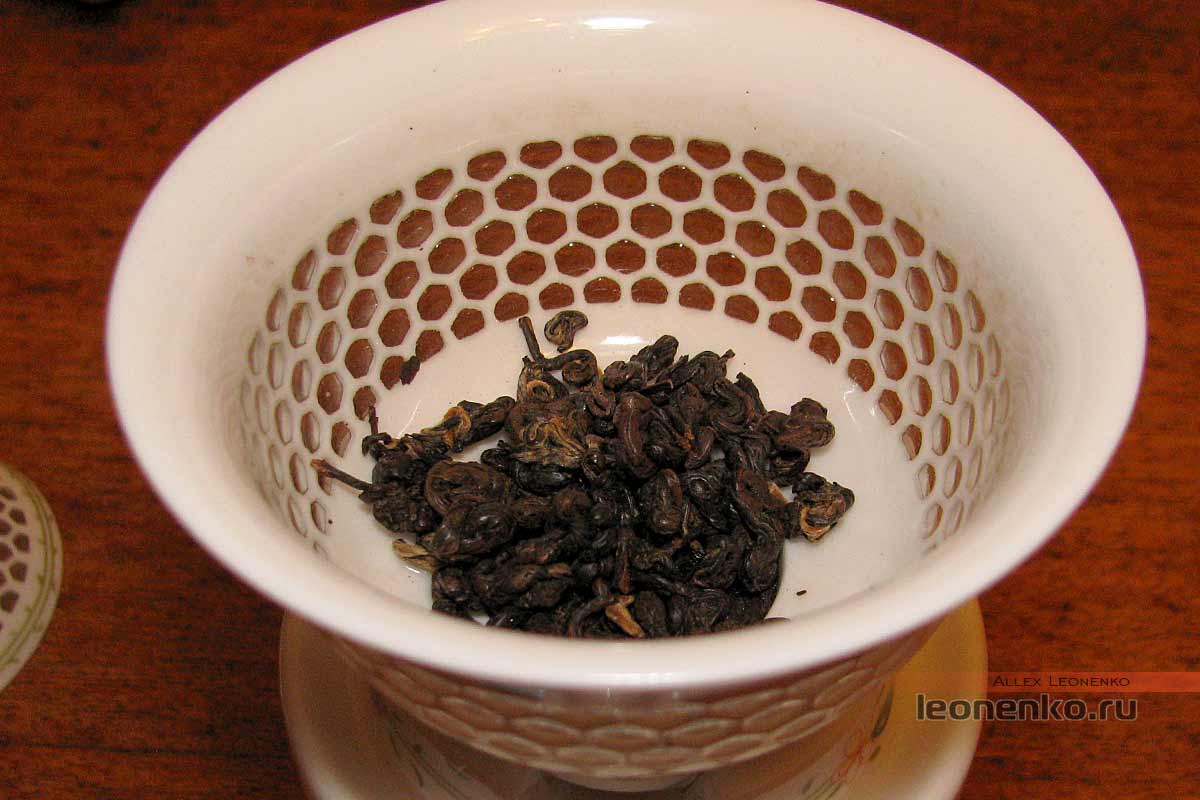 Юньнаньский красный чай biluo от фабрики Fenghetang - количество чая на гайвань 140 мл.