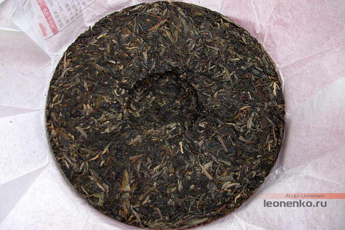 Шен Пуэр 9948 производства 2014 года от Haiwan Tea Factory - внешний вид чайного блина