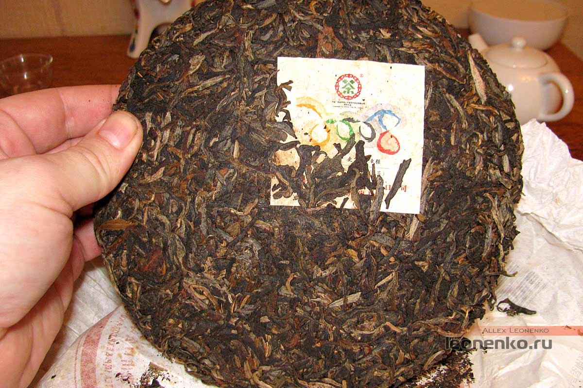 «Олимпийский» шен 2007 года от чайной фабрики Куньмин (Lai Chi Village Olympic Tea) - чайный блин с контрольной маркой