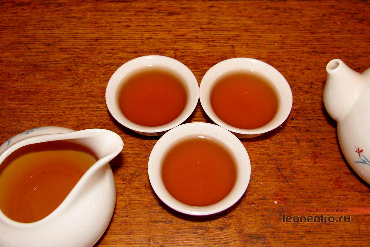 Дянь Хун с бутонами розы в блине бин ча - приготовленный чай, первая порция