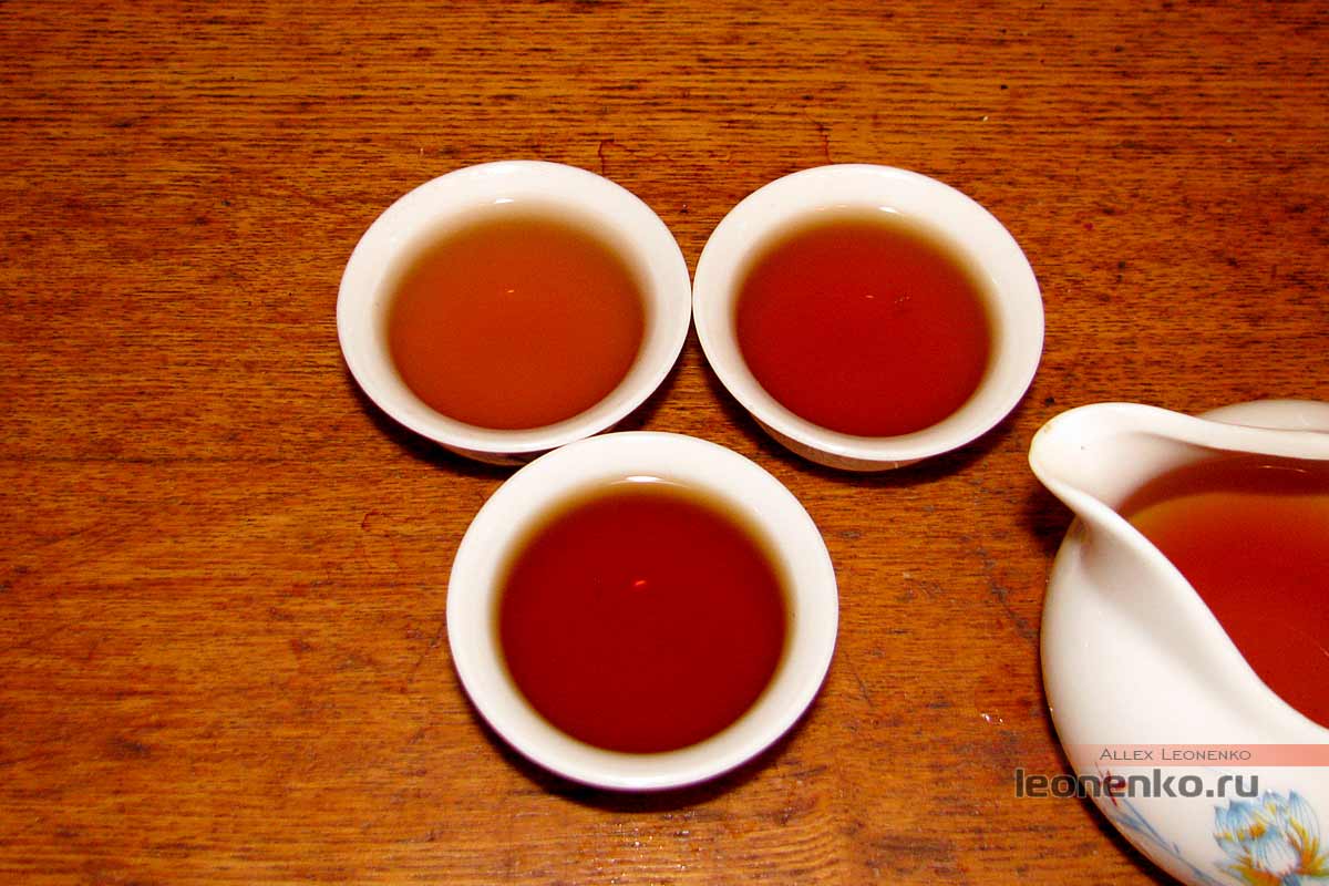 Дянь Хун с бутонами розы в блине бин ча - приготовленный чай, вторая порция