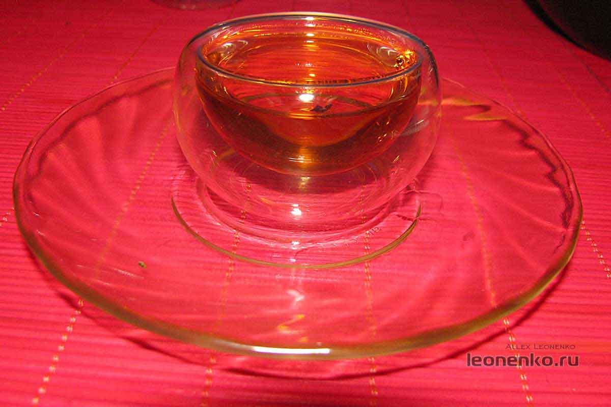 Fuding Shou Mei – недорогой белый чай Шоу Мэй - приготовленный чай после длительного настаивания