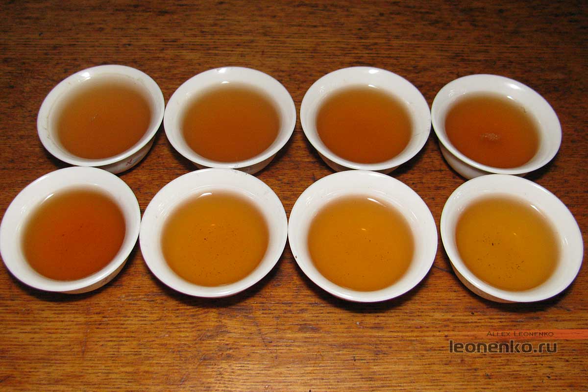 Шен Пуэр от CaiCheng в колонне, приготовленный чай, 8 проливов