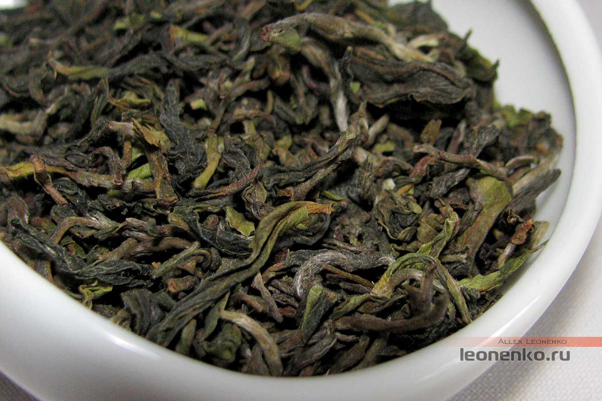 Черный чай Гумти Весенний Особый - сухой чай крупным планом