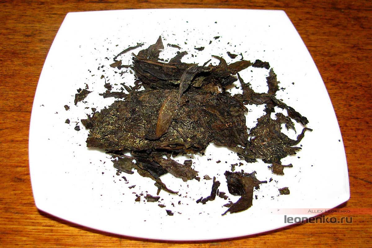 Черный чай с золотой плесенью 2012 года - чай перед завариванием