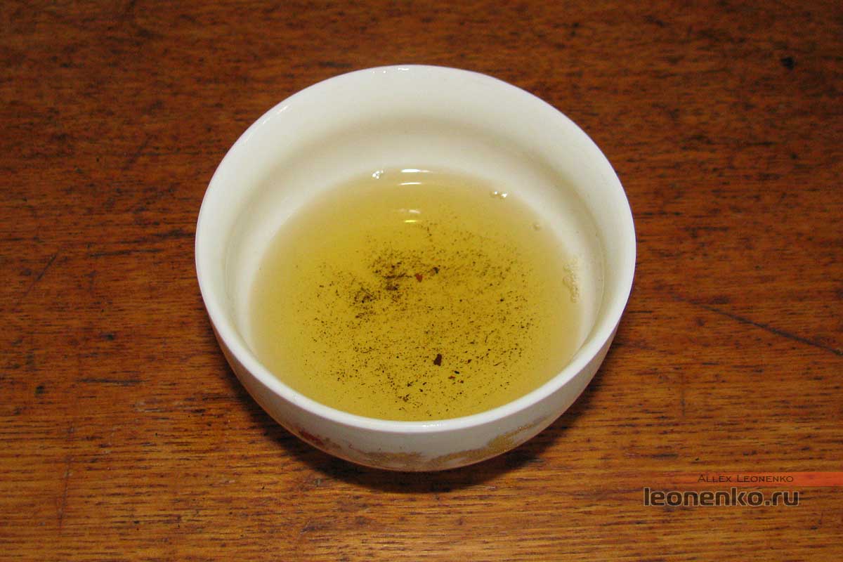 Тысячеляновый черный чай Хей Ча 2013 года - пыль на дне чашки