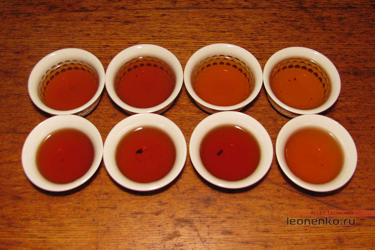 Цзинь Цзюнь Мэй и Чжень Шань - приготовленный проливами чай