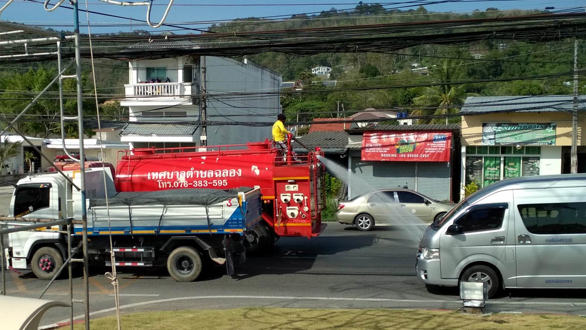 Как в Таиланде поливают дороги